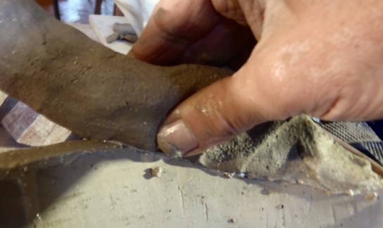 Guide the coil downwards and forwards with a pinch. This action creates a friction between the 2 surfaces that causes the platelets to hook onto each other from the pot to the coil.