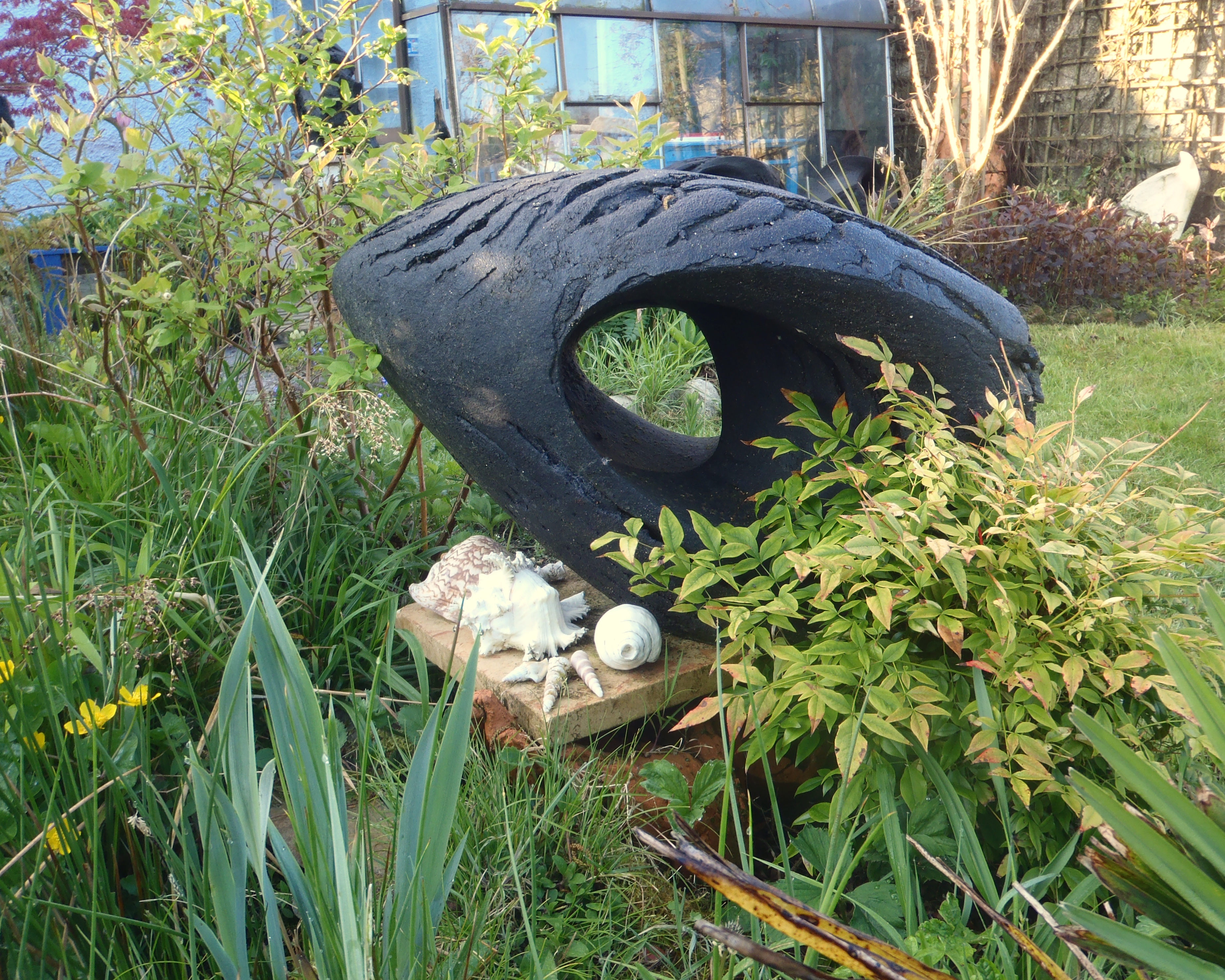 The Edge XI, 77cm L x 49cm H x 40cm D.